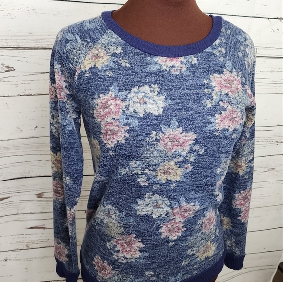Moondance‎ Blue Floral Top - Picture 2 of 6